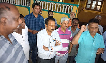 Traffic congestion on the M.E.S College road. Traffic congestion on the M.E.S College road.