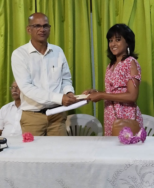 Drawing competition judge Miss Priya Alphonso receives a token of appreciation from the organizer Shri Santosh Desai.