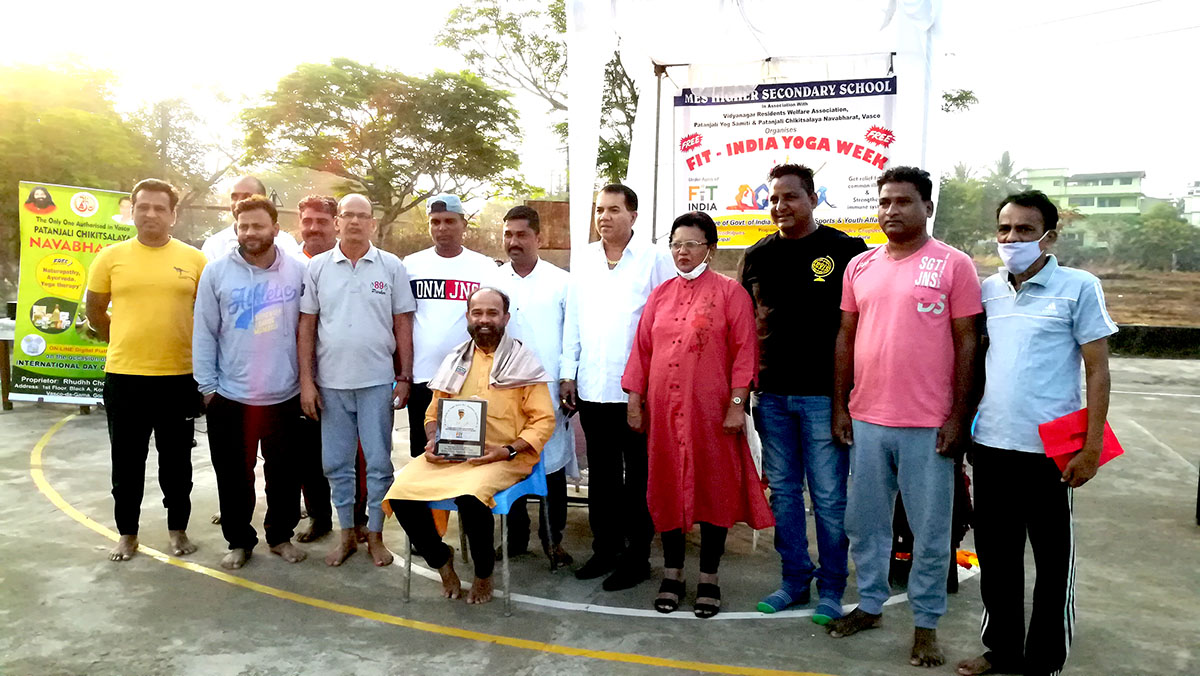 Organizers, association members M.E.S College teachers in a group photo with Yoga Guru Dr. Namdev Chopdekar.