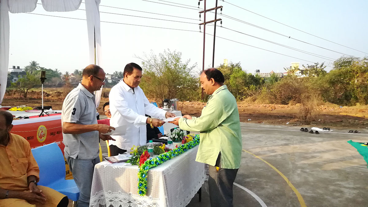 Distribution of certificates to participants by Sancoale Sarpanch and Chief Guest for the final day of Yoga Session, Shri Ramakant Borkar.