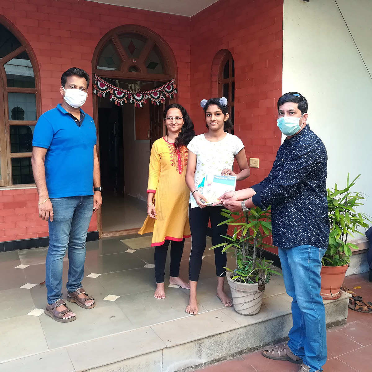 Ridhi Halankar.jpg receiving award