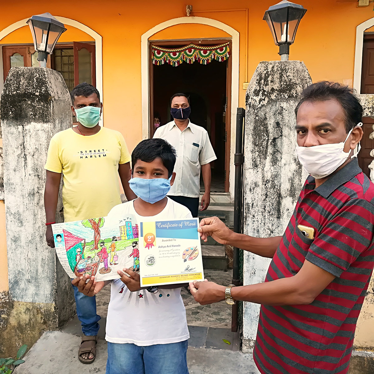 Sanika Nilesh Gawande receiving award